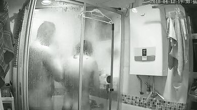 【家庭隐私真实泄密】水暖工偸偸在房主家浴室暗装针孔长时间记录两口子日常洗澡，喜欢鸳鸯浴，喜欢在浴室过夫妻生活 (4)