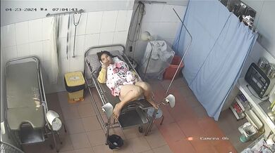 2024-4月新流出❤️黑客破解乡镇卫生院妇产科监控摄像头偷拍❤️孕妇这的医生牛叉穿着便衣就敢手术 (22)